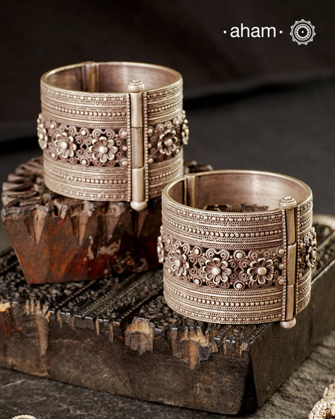 Vintage silver kada handcrafted by skilful artisans. Beautiful piece from a bygone era, that bring back memories and stories of that time.
Price is for a pair. Incase you wish to buy a single piece please get in touch at 8884445300
