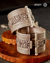 Vintage silver kada handcrafted by skilful artisans. Beautiful piece from a bygone era, that bring back memories and stories of that time.
Price is for a pair. Incase you wish to buy a single piece please get in touch at 8884445300