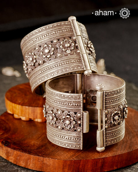 Vintage silver kada handcrafted by skilful artisans. Beautiful piece from a bygone era, that bring back memories and stories of that time.
Price is for a pair. Incase you wish to buy a single piece please get in touch at 8884445300