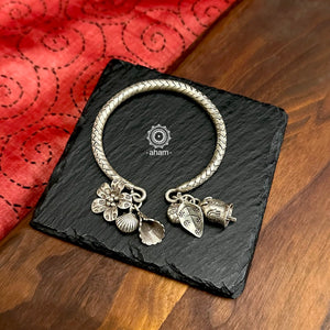 Up your wrist game with the A.M P.M Silver bracelet!
The charm bracelet, complete with a beautiful weave pattern inspired by Thai craftsmanship. Perfect for adding a playful touch to any outfit.

The price is for one piece only.