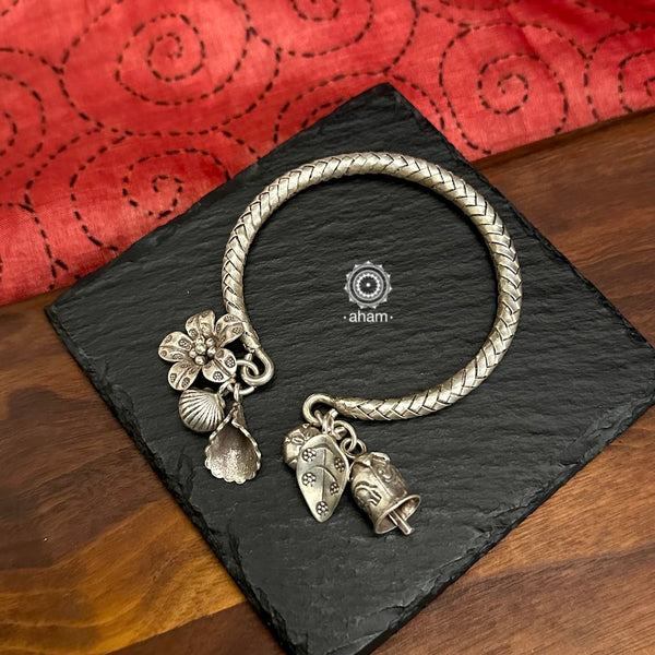 Up your wrist game with the A.M P.M Silver bracelet!
The charm bracelet, complete with a beautiful weave pattern inspired by Thai craftsmanship. Perfect for adding a playful touch to any outfit.

The price is for one piece only.