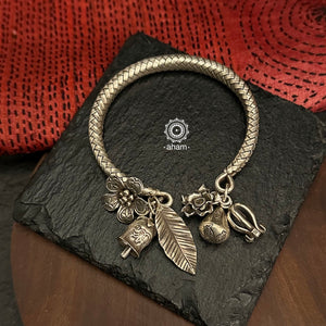 Up your wrist game with the A.M P.M Silver bracelet!
The charm bracelet, complete with a beautiful weave pattern inspired by Thai craftsmanship. Perfect for adding a playful touch to any outfit.

The price is for one piece only.