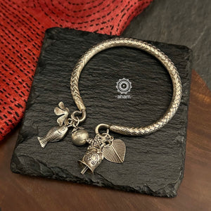 Up your wrist game with the A.M P.M Silver bracelet! 
The charm bracelet, complete with a beautiful weave pattern inspired by Thai craftsmanship. Perfect for adding a playful touch to any outfit. 
The price is for one piece only. 

