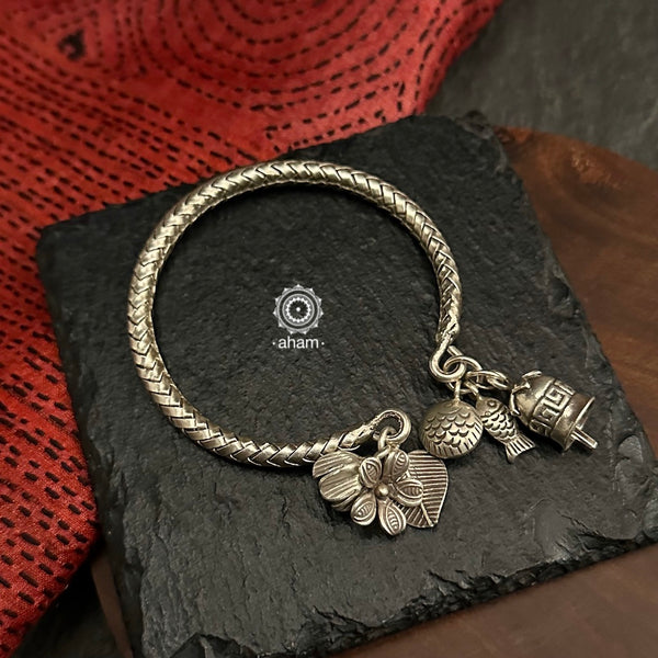 Up your wrist game with the A.M P.M Silver bracelet! 
The charm bracelet, complete with a beautiful weave pattern inspired by Thai craftsmanship. Perfect for adding a playful touch to any outfit. 
The price is for one piece only. 

