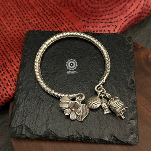 Up your wrist game with the A.M P.M Silver bracelet! 
The charm bracelet, complete with a beautiful weave pattern inspired by Thai craftsmanship. Perfect for adding a playful touch to any outfit. 
The price is for one piece only. 

