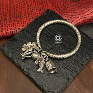 Up your wrist game with the A.M P.M Silver bracelet!
The charm bracelet, complete with a beautiful weave pattern inspired by Thai craftsmanship. Perfect for adding a playful touch to any outfit.

The price is for one piece only.