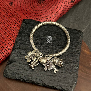 Up your wrist game with the A.M P.M Silver bracelet!
The charm bracelet, complete with a beautiful weave pattern inspired by Thai craftsmanship. Perfect for adding a playful touch to any outfit.

The price is for one piece only.