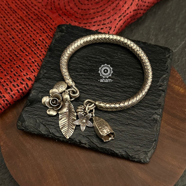 Up your wrist game with the A.M P.M Silver bracelet! 
The charm bracelet, complete with a beautiful weave pattern inspired by Thai craftsmanship. Perfect for adding a playful touch to any outfit. 
The price is for one piece only. 

