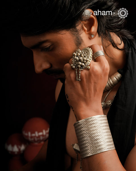 Statement 92.5 sterling silver handcuff with intricate weave pattern.
Sometimes all you need is one piece of accessory to make you feel powerful, and this is just that

The price is for one piece only.