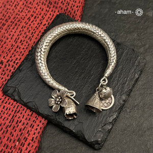 Up your wrist game with the A.M P.M Silver bracelet!The charm bracelet, complete with a beautiful weave pattern inspired by Thai craftsmanship. Perfect for adding a playful touch to any outfit.