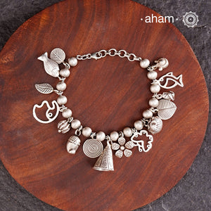 Up your wrist game with the A.M P.M Silver bracelet!
15 beautiful distinct charms all crafted in 92.5 silver come together to make this piece . Whether worn at day or night, this bracelet is Perfect for adding a playful touch to any outfit.
The price is for one piece only.