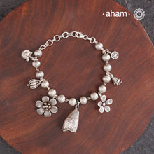 Up your wrist game with the A.M P.M Silver bracelet!
7 beautiful distinct charms all crafted in 92.5 silver come together to make this piece . Whether worn at day or night, this bracelet is Perfect for adding a playful touch to any outfit.