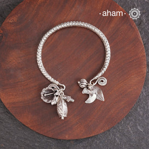 Up your wrist game with the A.M P.M Silver bracelet!The charm bracelet, complete with a beautiful weave pattern inspired by Thai craftsmanship. Perfect for adding a playful touch to any outfit.