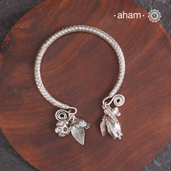 Up your wrist game with the A.M P.M Silver bracelet!The charm bracelet, complete with a beautiful weave pattern inspired by Thai craftsmanship. Perfect for adding a playful touch to any outfit.