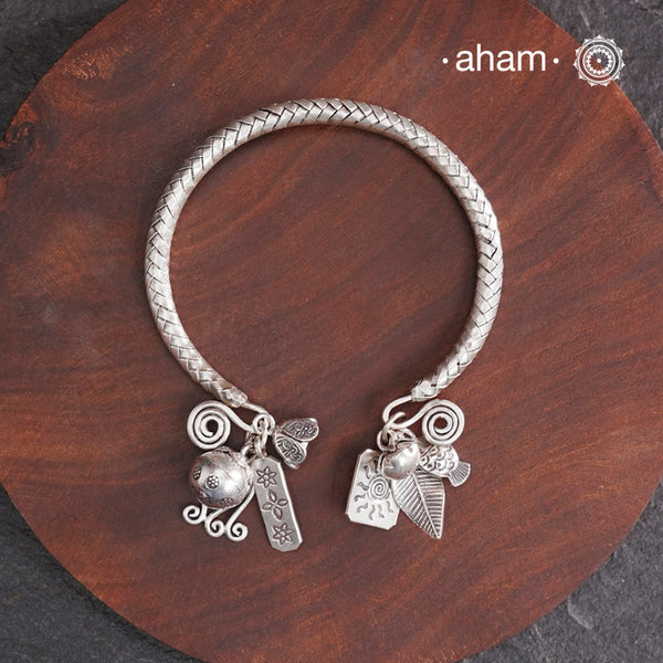 Up your wrist game with the A.M P.M Silver bracelet!The charm bracelet, complete with a beautiful weave pattern inspired by Thai craftsmanship. Perfect for adding a playful touch to any outfit.&nbsp;

The price is for one piece only.