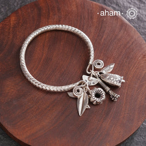 Up your wrist game with the A.M P.M Silver bracelet!The charm bracelet, complete with a beautiful weave pattern inspired by Thai craftsmanship. Perfect for adding a playful touch to any outfit.
The price is for one piece only.