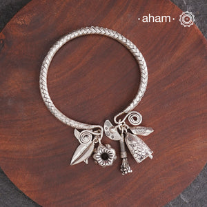 Up your wrist game with the A.M P.M Silver bracelet!The charm bracelet, complete with a beautiful weave pattern inspired by Thai craftsmanship. Perfect for adding a playful touch to any outfit.
The price is for one piece only.