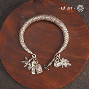 Up your wrist game with the A.M P.M Silver bracelet!The charm bracelet, complete with a beautiful weave pattern inspired by Thai craftsmanship. Perfect for adding a playful touch to any outfit.
The price is for one piece only.