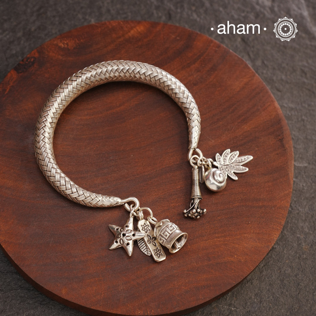 Up your wrist game with the A.M P.M Silver bracelet!The charm bracelet, complete with a beautiful weave pattern inspired by Thai craftsmanship. Perfect for adding a playful touch to any outfit.
The price is for one piece only.