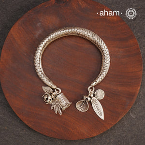 Up your wrist game with the A.M P.M Silver bracelet!The charm bracelet, complete with a beautiful weave pattern inspired by Thai craftsmanship. Perfect for adding a playful touch to any outfit.
The price is for one piece only.