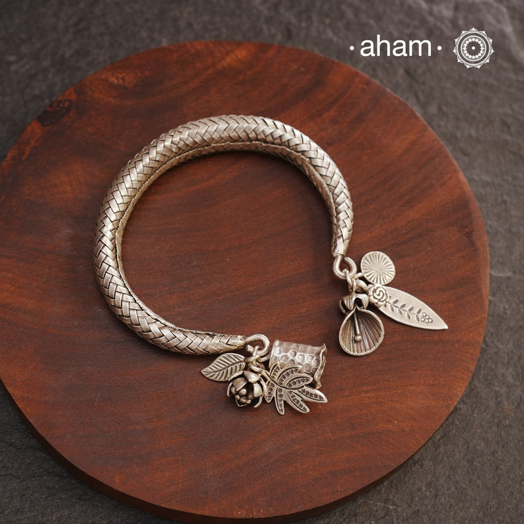 Up your wrist game with the A.M P.M Silver bracelet!The charm bracelet, complete with a beautiful weave pattern inspired by Thai craftsmanship. Perfect for adding a playful touch to any outfit.
The price is for one piece only.