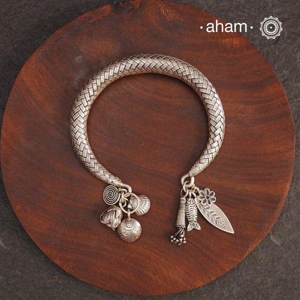 Up your wrist game with the A.M P.M Silver bracelet!The charm bracelet, complete with a beautiful weave pattern inspired by Thai craftsmanship. Perfect for adding a playful touch to any outfit.

The price is for one piece only.