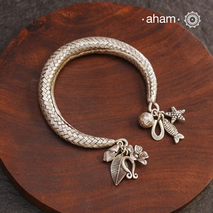 Up your wrist game with the A.M P.M Silver bracelet!The charm bracelet, complete with a beautiful weave pattern inspired by Thai craftsmanship. Perfect for adding a playful touch to any outfit.

The price is for one piece only.