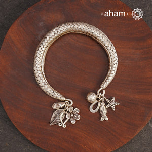 Up your wrist game with the A.M P.M Silver bracelet!The charm bracelet, complete with a beautiful weave pattern inspired by Thai craftsmanship. Perfect for adding a playful touch to any outfit.

The price is for one piece only.