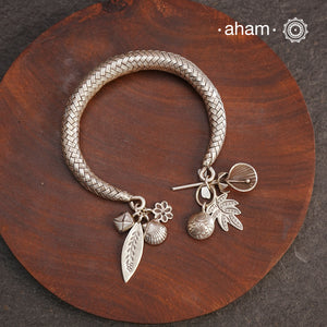 Up your wrist game with the A.M P.M Silver bracelet!The charm bracelet, complete with a beautiful weave pattern inspired by Thai craftsmanship. Perfect for adding a playful touch to any outfit.

The price is for one piece only.