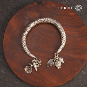 Up your wrist game with the A.M P.M Silver bracelet!The charm bracelet, complete with a beautiful weave pattern inspired by Thai craftsmanship. Perfect for adding a playful touch to any outfit.

The price is for one piece only.