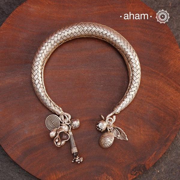 Up your wrist game with the A.M P.M Silver bracelet! The charm bracelet, complete with a beautiful weave pattern inspired by Thai craftsmanship. Perfect for adding a playful touch to any outfit. These are crafted in the finest 92.5 silver
The price is for one piece only.