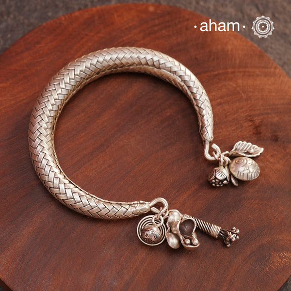 Up your wrist game with the A.M P.M Silver bracelet! The charm bracelet, complete with a beautiful weave pattern inspired by Thai craftsmanship. Perfect for adding a playful touch to any outfit. These are crafted in the finest 92.5 silver
The price is for one piece only.