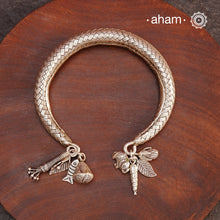 Up your wrist game with the A.M P.M Silver bracelet! The charm bracelet, complete with a beautiful weave pattern inspired by Thai craftsmanship. Perfect for adding a playful touch to any outfit. These are crafted in the finest 92.5 silver
The price is for one piece only.