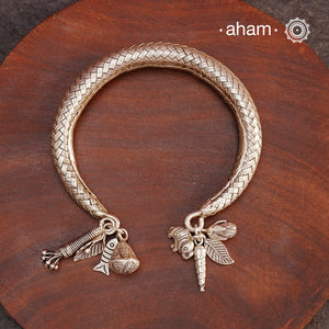 Up your wrist game with the A.M P.M Silver bracelet! The charm bracelet, complete with a beautiful weave pattern inspired by Thai craftsmanship. Perfect for adding a playful touch to any outfit. These are crafted in the finest 92.5 silver
The price is for one piece only.