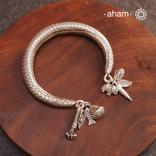 Up your wrist game with the A.M P.M Silver bracelet! The charm bracelet, complete with a beautiful weave pattern inspired by Thai craftsmanship. Perfect for adding a playful touch to any outfit. These are crafted in the finest 92.5 silver
The price is for one piece only.