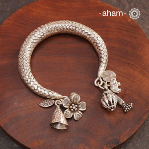 Up your wrist game with the A.M P.M Silver bracelet!The charm bracelet, complete with a beautiful weave pattern inspired by Thai craftsmanship. Perfect for adding a playful touch to any outfit. These are crafted in the finest 92.5 silver
The price is for one piece only.