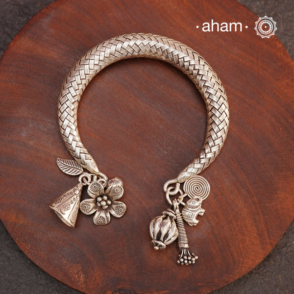 Up your wrist game with the A.M P.M Silver bracelet!The charm bracelet, complete with a beautiful weave pattern inspired by Thai craftsmanship. Perfect for adding a playful touch to any outfit. These are crafted in the finest 92.5 silver
The price is for one piece only.