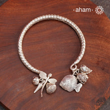 Up your wrist game with the A.M P.M Silver bracelet! The charm bracelet, complete with a beautiful weave pattern inspired by Thai craftsmanship. Perfect for adding a playful touch to any outfit. These are crafted in the finest 92.5 silver
The price is for one piece only.