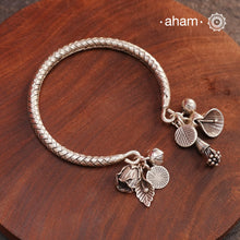 Up your wrist game with the A.M P.M Silver bracelet! The charm bracelet, complete with a beautiful weave pattern inspired by Thai craftsmanship. Perfect for adding a playful touch to any outfit. These are crafted in the finest 92.5 silver
The price is for one piece only.