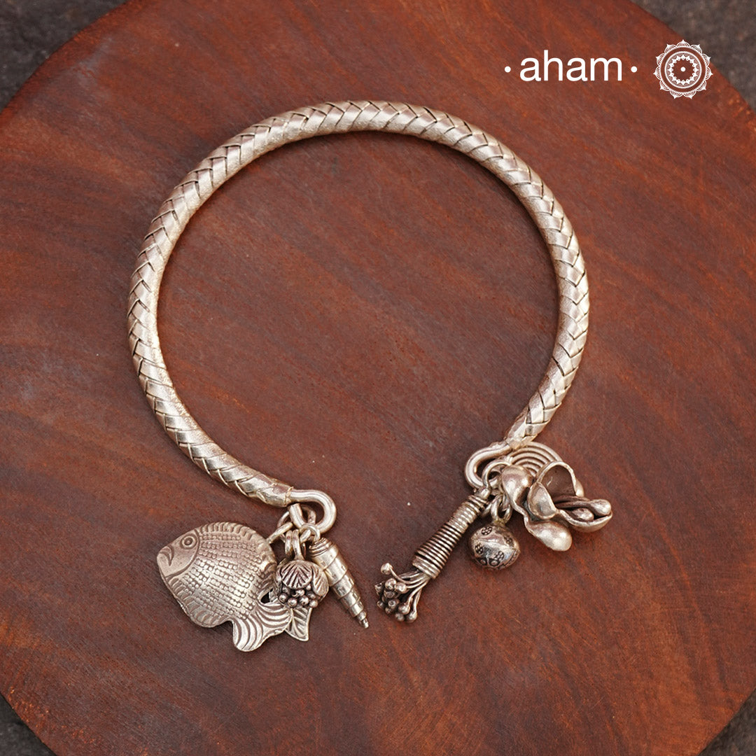 Up your wrist game with the A.M P.M Silver bracelet! The charm bracelet, complete with a beautiful weave pattern inspired by Thai craftsmanship. Perfect for adding a playful touch to any outfit. These are crafted in the finest 92.5 silver
The price is for one piece only.