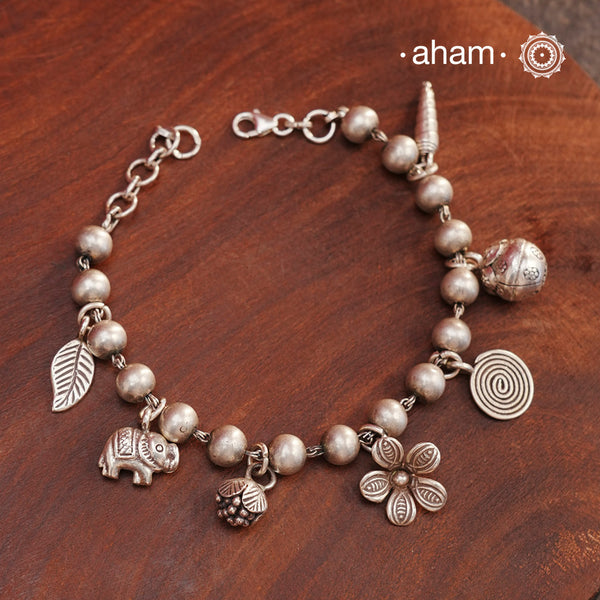 Up your wrist game with the A.M P.M Silver bracelet!
7 beautiful distinct charms all crafted in 92.5 silver come together to make this piece . Whether worn at day or night, this bracelet is Perfect for adding a playful touch to any outfit.