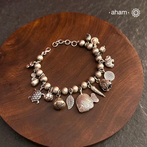 Up your wrist game with the A.M P.M Silver bracelet!
15 beautiful distinct charms all crafted in 92.5 silver come together to make this piece .
Whether worn at day or night, this bracelet is Perfect for adding a playful touch to any outfit.
The price is for one piece only.