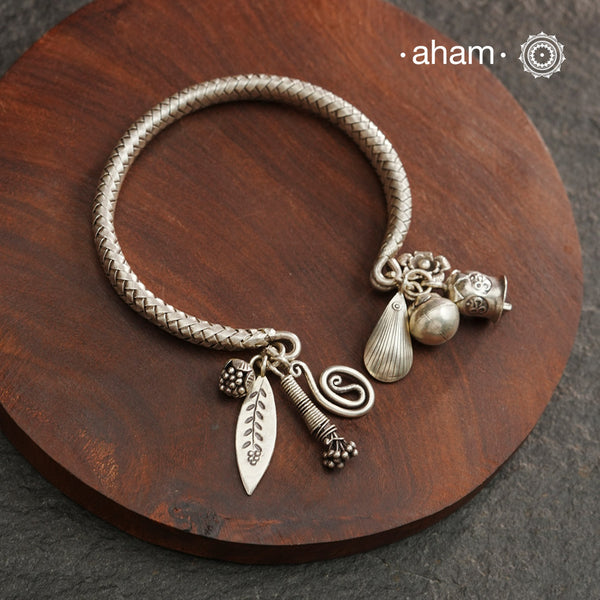 Up your wrist game with the A.M P.M Silver bracelet! The charm bracelet, complete with a beautiful weave pattern inspired by Thai craftsmanship. Perfect for adding a playful touch to any outfit. These are crafted in the finest 92.5 silver. Please note this is the two line bracelet.
The price is for one piece only.