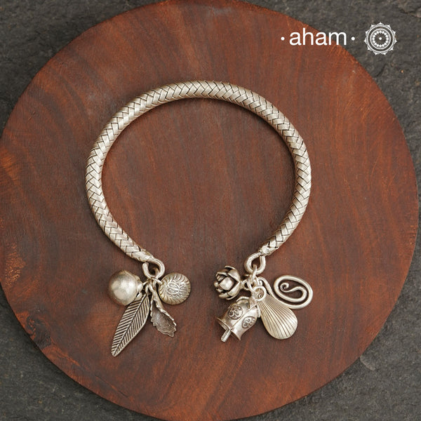 Up your wrist game with the A.M P.M Silver bracelet! The charm bracelet, complete with a beautiful weave pattern inspired by Thai craftsmanship. Perfect for adding a playful touch to any outfit. These are crafted in the finest 92.5 silver