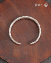 Statement Adjustable 92.5 sterling silver handcuff with intricate weave pattern.
Sometimes all you need is one piece of accessory to make you feel powerful, and this is just that. The price is for one piece only.