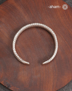 Statement Adjustable 92.5 sterling silver handcuff with intricate weave pattern.
Sometimes all you need is one piece of accessory to make you feel powerful, and this is just that. The price is for one piece only.