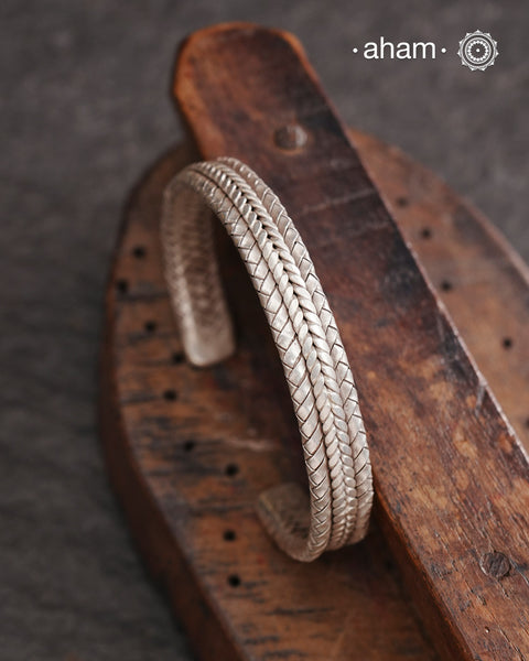 Statement Adjustable 92.5 sterling silver handcuff with intricate weave pattern.
Sometimes all you need is one piece of accessory to make you feel powerful, and this is just that. The price is for one piece only.