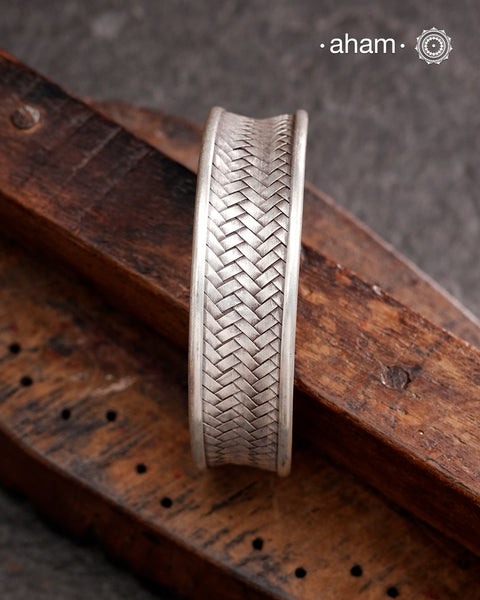 StatementAdjustable 92.5 sterling silver handcuff with intricate weave pattern. Sometimes all you need is one piece of accessory to make you feel powerful, and this is just that.
The price is for one piece only.