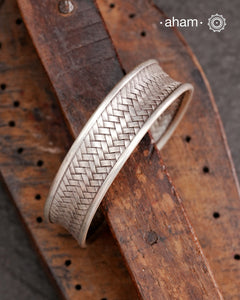 StatementAdjustable 92.5 sterling silver handcuff with intricate weave pattern. Sometimes all you need is one piece of accessory to make you feel powerful, and this is just that.
The price is for one piece only.