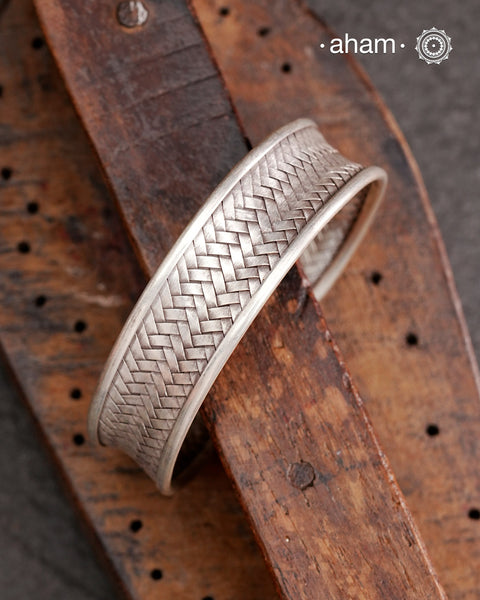 StatementAdjustable 92.5 sterling silver handcuff with intricate weave pattern. Sometimes all you need is one piece of accessory to make you feel powerful, and this is just that.
The price is for one piece only.